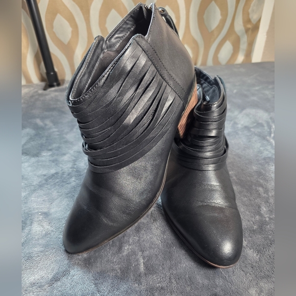 Clarks Shoes - Clarks Artisan Black Leather Zip Ankle Boots Womens Sz 9.5 M Style 26103500